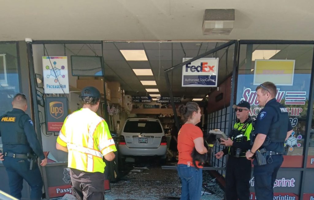 Car Crashes Into Speedy Pack & Ship on Williams Highway – No Injuries Reported
