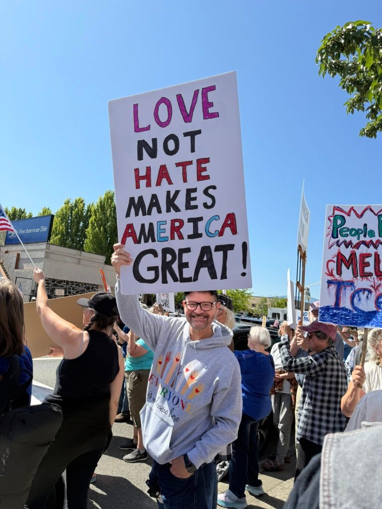 Voices Rise in Peaceful ‘No Kings’ Rally Outside Josephine County Courthouse