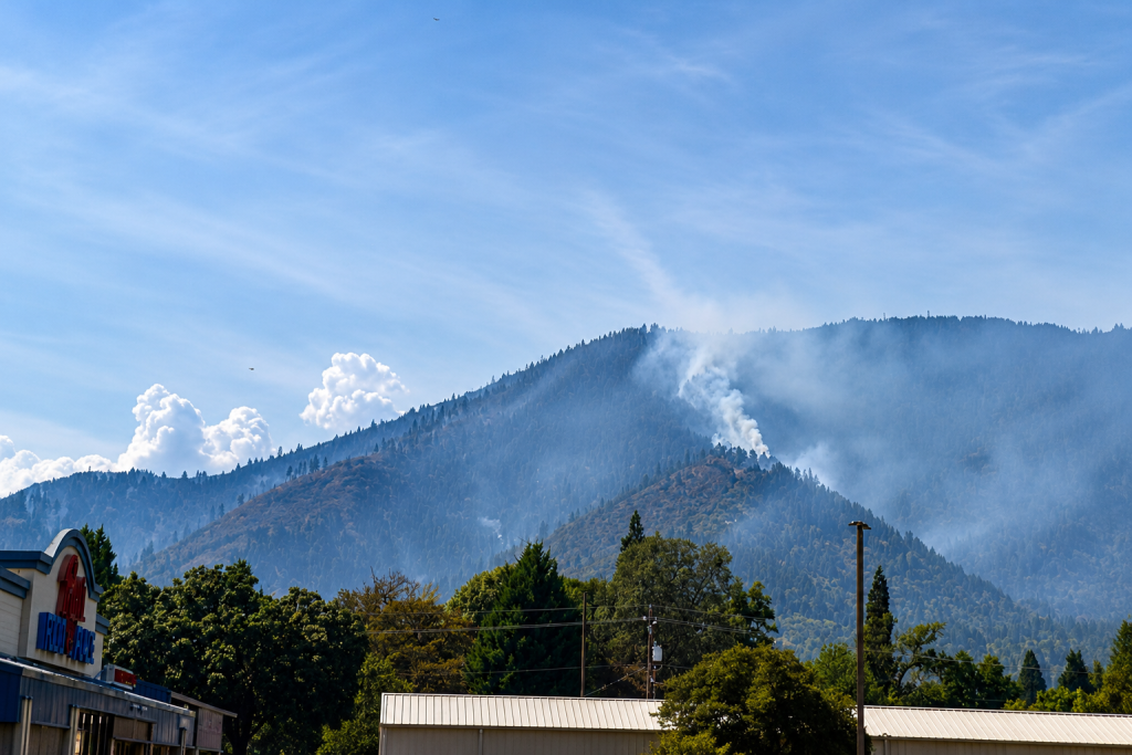 Crews Tighten Their Hold on Fielder Mountain Fire as Evacuation Threat Remains Near Rogue River